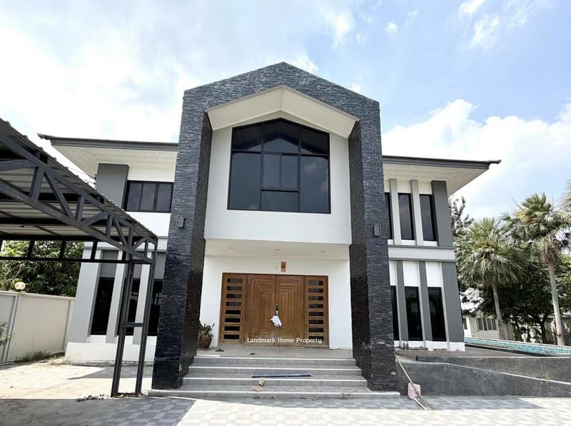 LM26-0039 ขาย/ให้เช่า บ้านเดี่ยว ไทรน้อย เนื้อที่ 200 ตรว พื้นที่เยอะ พร้อมสระว่ายน้ำ 4ห้องนอน 6ห้องน้ำ มี WALK IN CLOSET ทุกห้อง