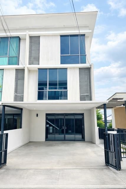 พร้อมเฟอร์ฯ ใกล้สวนสยาม 1.3 กม. สวนสยาม-เสรีไทย75-83 คฤหาสน์แนวตั้ง ทาวน์โฮมหรู 3 ชั้น หลังมุม 3-4นอน 3 น้ำ 30ตร.ว. 360 ตร.ม.