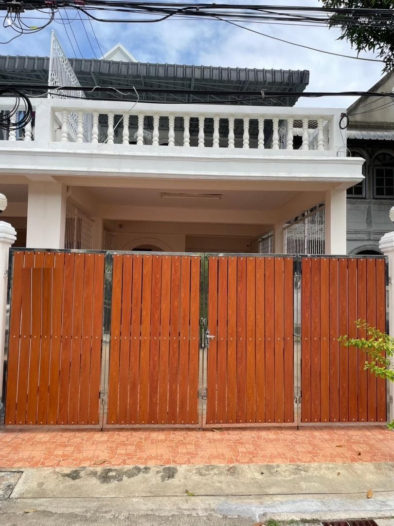 ให้เช่าทาวน์เฮาส์ 2 ชั้น 34 ตร.ว. ซอยอุดมสุข 51 เขตบางนา ใกล้ทางด่วนบางนา
