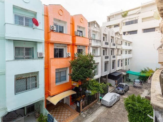 ขายอาคารพาณิชย์ 4 ชั้น 2 คูหาติดกันตีทะลุกัน 680 ตร.ม. ถนนลาดพร้าว 15 (ซอย RS) ใกล้ Union Mall