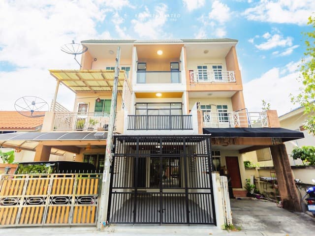 ขายทาวน์เฮ้าส์ 3 ชั้น 4 ห้องนอน ซอยลาดพร้าว 94 (ซอยอินทราภรณ์) เดินทางสะดวก ใกล้เลียบด่วน รีโนเวทใหม่สวย จัดเต็ม