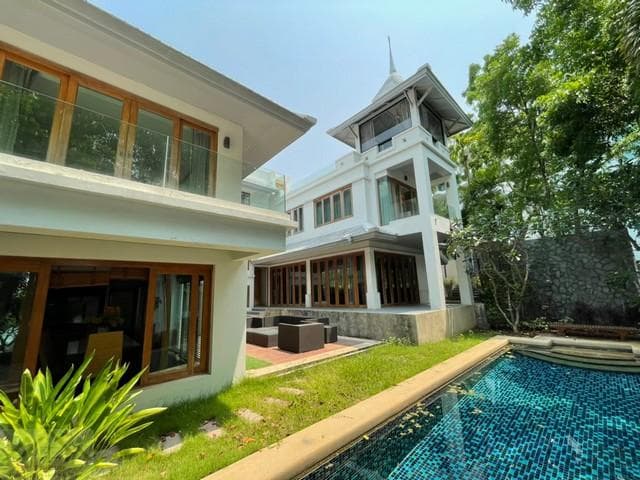 HR 9988 ให้เช่าบ้านหรู 3 ชั้น วิวทะเล พัทยาเหนือ นาเกลือ พร้อมสระว่ายน้ำส่วนตัว ทำเลดีที่สุดบนหาดวงศ์อมาตย์ ติดปราสาทสัจธรรม