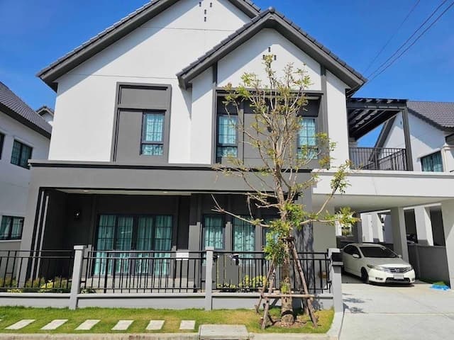 BH4079 ให้เช่าบ้านเดี่ยว Centro บางนา ใกล้เมกา บางนา เพียง 3 นาที บ้านหรูพร้อมอยู่ เฟอร์นิเจอร์และเครื่องใช้ไฟฟ้าครบ เลี้ยงสัตว์ได้