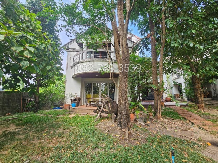 ขายบ้านเดี่ยว 3 ชั้น หมู่บ้านเมืองเอก โครงการ 4 หน้าบ้านติดน้ำ วิวสนามกอล์ฟวิสต้า ระเบียงและสวนรอบบ้าน บรรยากาศร่มรื่น