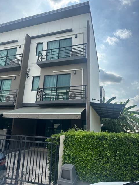 ให้เช่าทาวน์โฮม 3 ชั้นหลังมุม 38.50 ตรว. โครงการบ้านกลางเมือง ศรีนครินทร์ - อ่อนนุช ใกล้ซีคอนสแควร์ ใกล้รถไฟฟ้าสายสีเหลือง