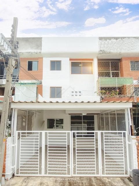ขายทาวน์เฮ้าส์3ชั้น24ตร.ว.ย่านสุทธิสารซอยอินทามระ35 รีโนเวททั้งหลัง