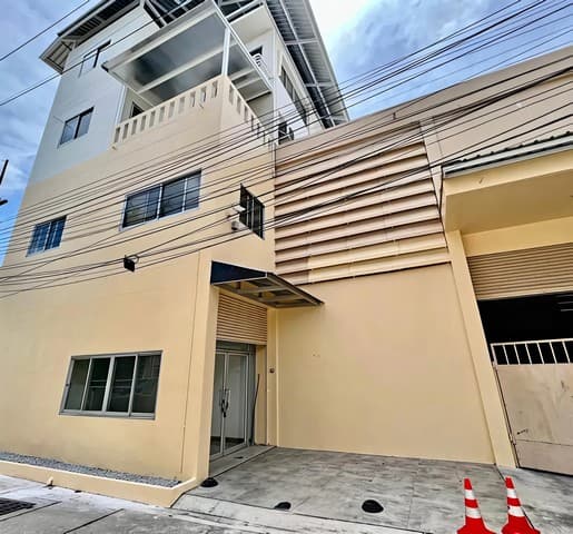 ให้เช่าโกดังสินค้าพร้อมสำนักงานใจกลางเมือง บนที่ดิน 212 ตารางวาโกดังสินค้าเชื่อมต่อติดตัวอาคารสำนักงาน 3 ชั้น
