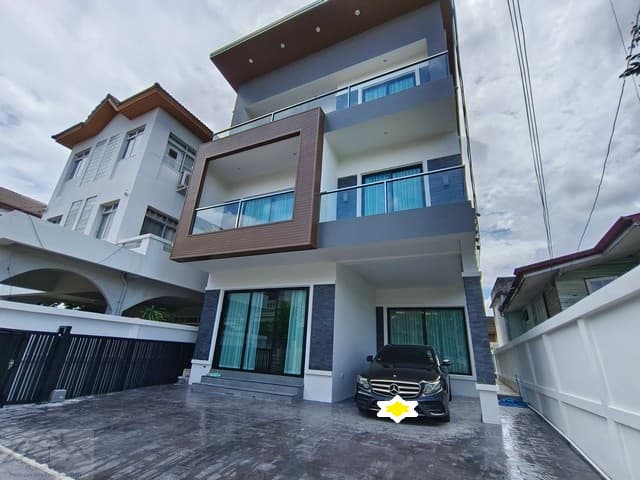 ขายบ้านเดี่ยว 3 ชั้น สร้างใหม่ 330 ตรม. 4 ห้องนอน สุขุมวิท 65 เอกมัย ใกล้ BTS เอกมัย
