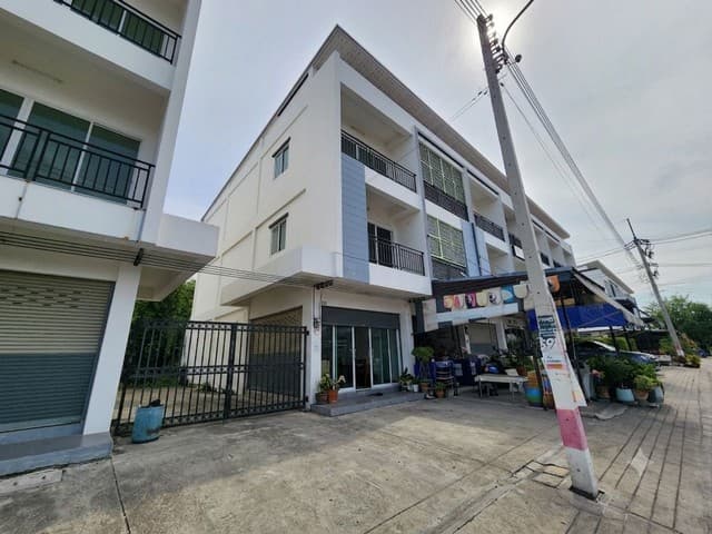 อาคารพานิชย์ให้เช่า 3 ชั้น หลังมุม ตกแต่งใหม่ ถนนเอกชัย ใกล้วัดโพธิ์แจ้ เหมาะทำโฮมออฟฟิต ถนนกว้าง จอดรถสบาย