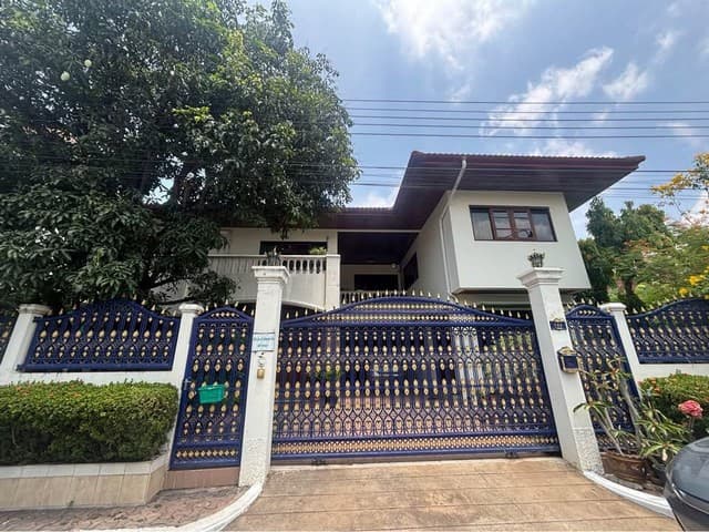 ขายบ้านเดี่ยว2ชั้น67ตร.วหมู่บ้านผกามาศปรีดีพนมยงศ์14สุขุมวิท71ใกล้BTSพระโขนง เฟอร์นิเจอร์ไม้สักท้้งหลัง