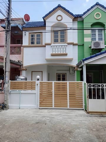 ขายบ้านเมืองชลบุรี บ้านตัวอย่าง หมู่บ้านแคลิฟอเนียร์ ทาวน์เฮ้าส์ 2 ชั้น พื้นที่ 18 ตารางวา ขนาด 2 ห้องนอน 2 ห้องน้ำ