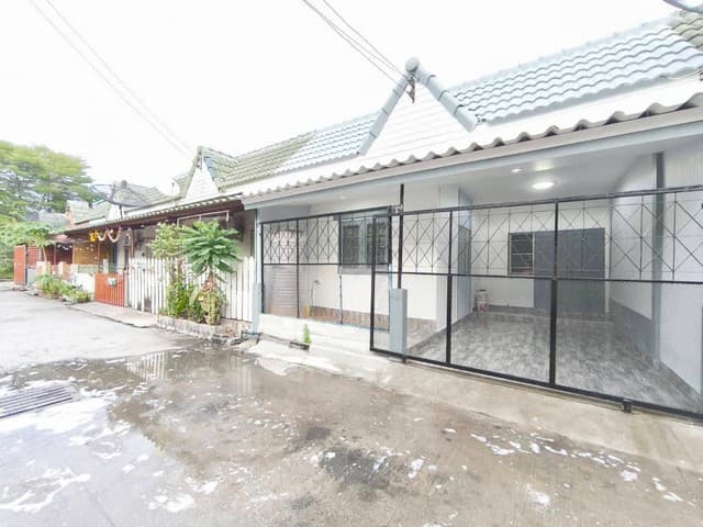 ขายบ้านเมืองชลบุรี ม.บรุ่งทวีทรัพย์ ใกล้นิคมอมตะ ใกล้ตลาด เนื้อที่18 ตารางวา 2ห้องนอน 1ห้องน้ำ