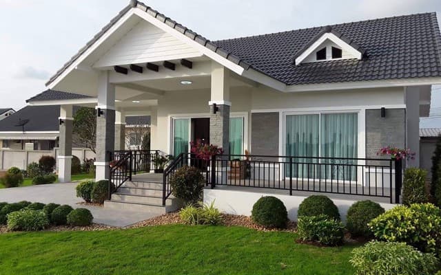 ขายบ้านเดี่ยวสร้างใหม่สไตล์รีสอร์ท ในโครงการหมู่บ้านมนตรา การ์เด้นโฮม2 บางเสร่ อำเภอสัตหีบ จังหวัดชลบุรี