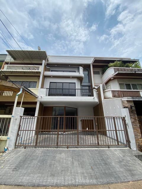 ขายทาวน์โฮม 3 ชั้น 25 ตรว. หมู่บ้านเกษมสันต์ 1 ลาดพร้าว71 นาคนิวาส สังคมสงเคราะห์ ติดเลียบด่วน ใกล้ Central Eastville รีโนเวทใหม่ทั้งหลัง