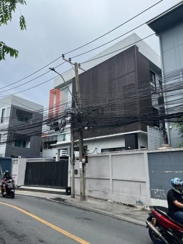HR 10117 ให้เช่าบ้านเดี่ยว 3 ชั้น 100 ตรว. 360 ตรม. ซอย 20 มิถุนา ถนนสุทธิสารวินิจฉัย ใกล้ MRT สุทธิสาร เหมาะทำออฟฟิศและอยู่อาศัย