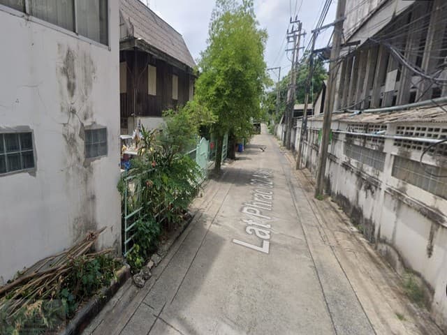 ขายที่ดินพร้อมสิ่งปลูกสร้าง เนื้อที่ 256 ตร.ว. ปากซอยลาดพร้าว 82 ทำเลทอง ติดเลียบด่วนรามอินทรา