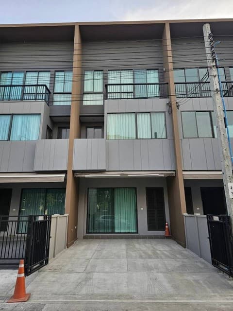 P715 ให้เช่า ขาย ทาวน์โฮม 3 ชั้น โครงการ บ้านกลางเมือง พระราม 9-กรุงเทพกรีฑา (ตัดใหม่) Baan Klang Muang Rama 9-New Krungthep Kreetha