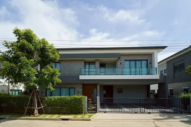 BH4170 ให้เช่าบ้านหรูพร้อมสระว่ายน้ำส่วนตัว The City Bangna ใกล้ Mega Bangna เพียง 800 เมตร บ้านใหม่ไม่เคยเข้าอยู่ 4 ห้องนอน 351 ตร.ม.