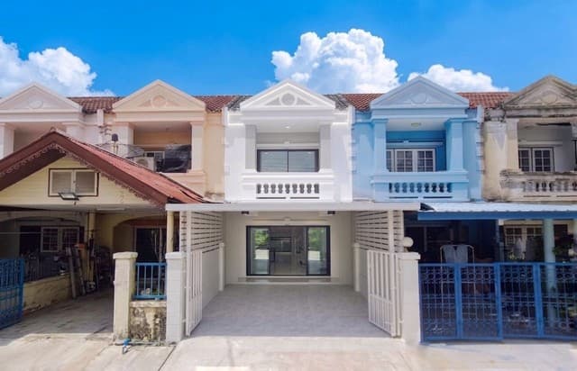 หมู่บ้านลภาวัน1 ทำเลบางบัวทอง หน้าบ้านไม่ชนใคร ตรงข้ามสวนสาธารณะ ติดถนนใกล้รถไฟฟ้า2 สถานี