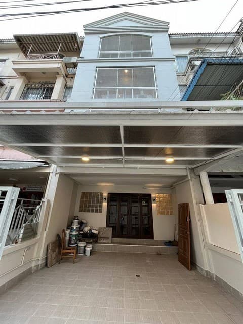 ให้เช่าทาวน์โฮม 4 ชั้น 220 ตรม. 3 ห้องนอน ซอยสุขุมวิท 101/1 ใกล้ BTS ปุณณวิถี