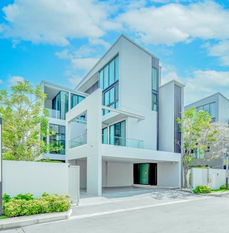 บ้านเดี่ยวหรู 3ชั้นพร้อมลิฟต์ส่วนตัว 4 นอน 5 น้ำ พื้นที่ใช้สอย 421 ตร.ม.เหมาะอยู่อาศัย ใกล้ม.นานาชาติแสตมฟอร์ด 900 ม.ทำเลศักยภาพกรุงเทพกรีฑา