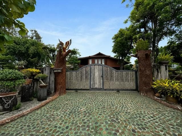 ขายที่ดินพร้อมบ้านทรงไทย 2 ชั้น 303 ตรว. โครงการ ปรีชา ศรีนครินทร์ Preecha Srinakarin บรรยากาศร่มรื่น ใกล้เมกะบางนา