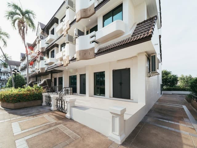 ให้เช่าทาวน์โฮมหรู 3 ชั้น 350 ตรม. 5 ห้องนอน Regent 71 Place (รีเจนท์ 71 เพลส) สุขุมวิท 71 ใกล้ BTS พระโขนง