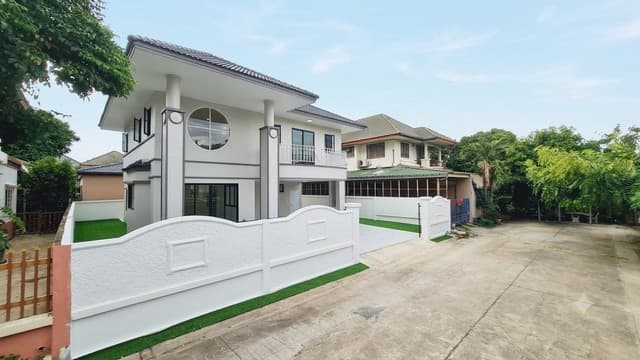 ม.ดิเอมเมอรัลด์ การเด้นฯ บ้านเดี่ยวหลังใหญ่ในโครงการฯ ที่ติดถนนราชพฤกษ์ ใกล้รถไฟฟ้า สถานีบางรักน้อยฯ ติดห้างเพียวเพลส ใกล้โลตัสนอร์ท