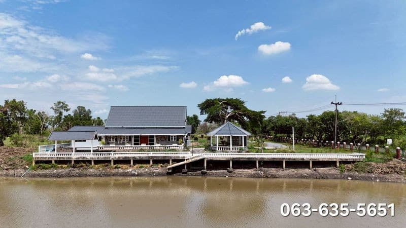 ขายบ้านสวนสไตล์รีสอร์ทติดคลองขนาด 3 ไร่ การเดินทางสะดวก 15 นาทีถึงตลาดบ้านนา ระเบียงขนาดใหญ่ มีท่าน้ำส่วนตั