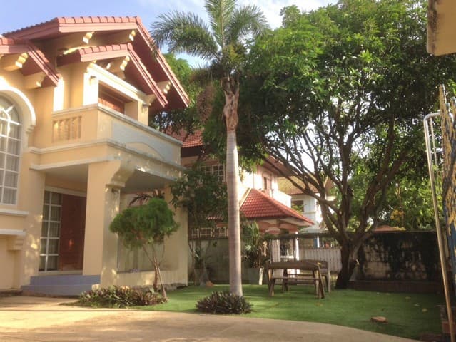 ให้เช่าบ้านเดี่ยว2ชั้น 100ตรว. จอดรถได้หลายคัน อยู่ถนนศรีนครินทร์ ใกล้โรงพยาบาลเปาโลสมุทรปราการ