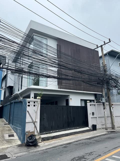 P725 ให้เช่าบ้านเดี่ยว 3 ชั้น ซอย 20 มิถุนา ถนนสุทธิสารวินิจฉัย เขตห้วยขวาง เหมาะทำธุรกิจ