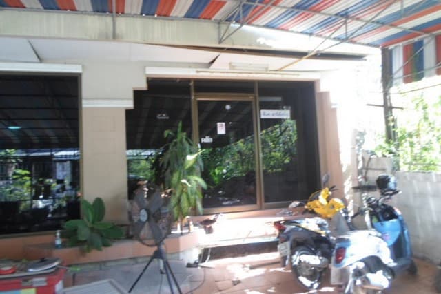 ทาวน์เฮาส์ 3 ชั้น หมู่บ้านลัลลี่วิลล์ 2 ถนนเทพารักษ์ (ซอยมังกร)