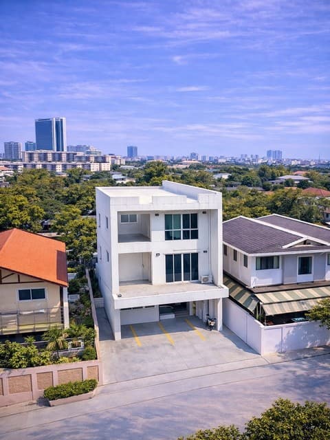 T26-081 ให้เช่า อาคารพาณิชย์ โฮมออฟฟิศ 3 ชั้น + ดาดฟ้า ใกล้ รพ.กรุงเทพ และ RCA ใกล้กับ ใกล้ รพ.กรุงเทพ และ RCA ชั้นทั้งหมด 3 ชั้น 55 ตารางวา 79000 บาทต่อเดือน