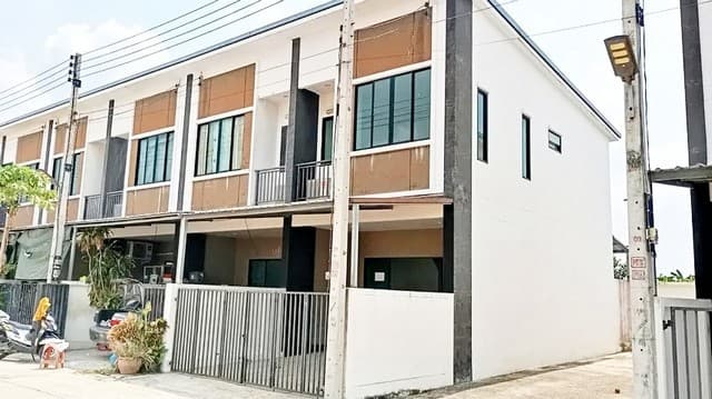 บ้านพร้อมอยู่ คลอง 8 ธัญบุรี โปรโมชันพิเศษ! พร้อมเงินเหลือสูงสุด 200,000 – 300,000 บาท* ราคาเริ่มต้นเพียง 1.9xx ล้านบาท ฟรีค่าใช้จ่ายวันโอน