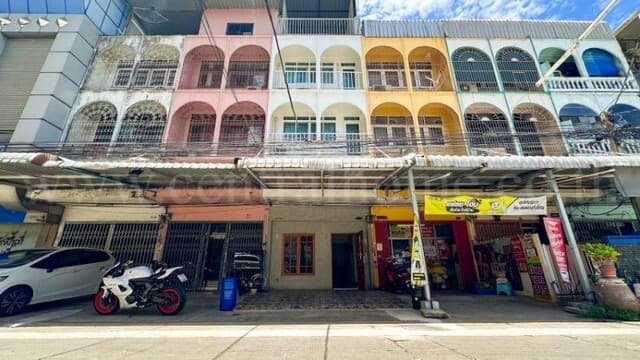 อาคารพาณิชย์ 4 ชั้น รีโนเวทสวยพร้อมอยู่ MRT,BTS สถานีลำสาลี ราคาดีมาก