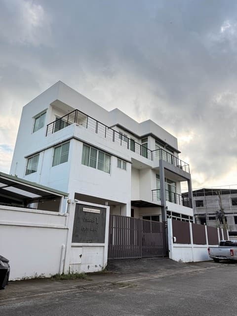 T26-851 ขาย บ้าน บ้านเดี่ยว 3 ชั้น 77 ตรว. หมูบ้านเสรี พระราม 9 ซอย 62 ใกลเดอะไนน์ ชั้นที่ 1 กรุงเทพ สวนหลวง
