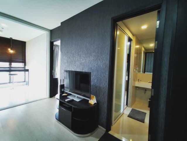 Rhythm Sukhumvit 44 Spacious Clean 9th Floor BTS Phra Khanong