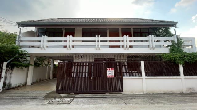 ขายบ้านเดี่ยว ซอยรัตนาธิเบศร์ 22 แยก 9 ซอยรัตนาธิเบศร์ 22 ใกล้เซ็นทรัล รัตนาธิเบศร์ ใกล้รถไฟฟ้า บ้านสวยพร้อมอยู่