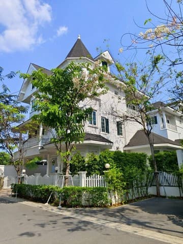 บ้านเดี่ยวหลังใหญ่สไตล์ยุโรป 3 ชั้น 4 ห้องนอน 5 ห้องน้ำ โครงการแฟนตาเซีย วิลล่า บางนา International Village