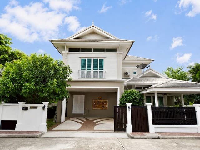 ขายบ้านเดอะรอยัล สามมุข วิลล่า บางแสน โครงการบ้านหรูพร้อมสระว่ายน้ำส่วนตัว