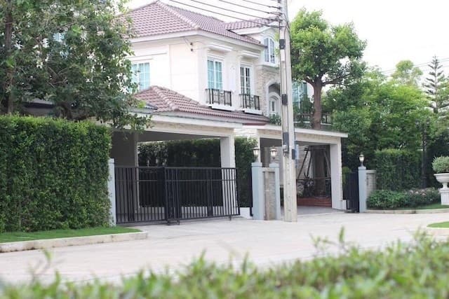 BH4230 ให้เช่าบ้านเดี่ยว Grandio ลาดพร้าว–เกษตรนวมินทร์ พร้อมเฟอร์นิเจอร์หรู ติดสโมสร พร้อมสวนและบ่อปลาคราฟ