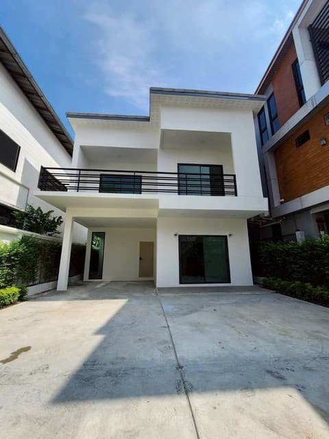 ขายบ้านสร้างใหม่ สุขุมวิท 93 (ซอยพึ่งมี 29) ใกล้ BTS ที่จอดรถ 3 คัน เหมาะสำหรับอยู่อาศัย หรือทำเป็นโฮมออฟฟิศ