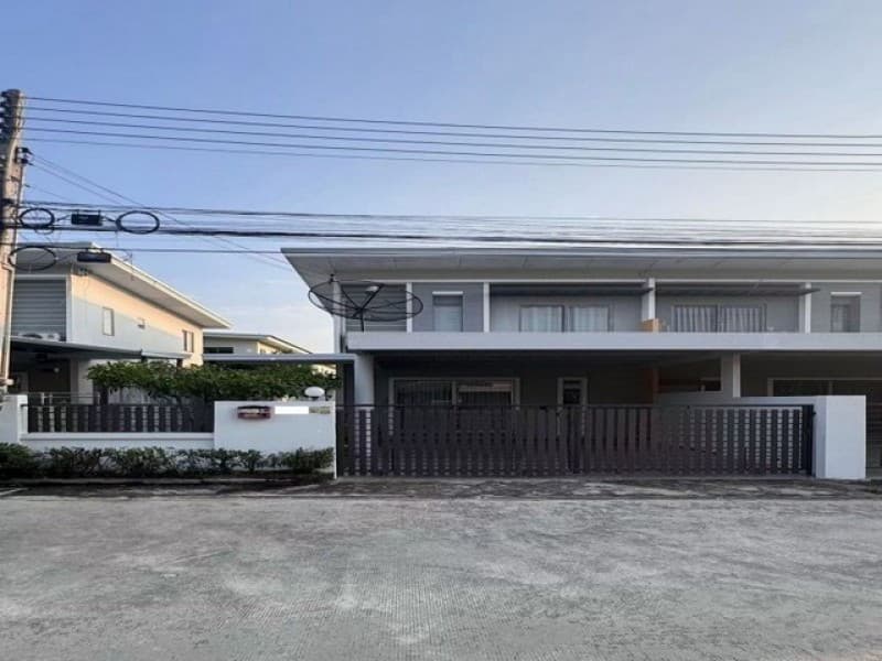 บ้านแฝดใกล้อมตะนคร ชลบุรี พร้อมอยู่ 3 ห้องนอน โครงการบ้านไลฟ์ ซอย 12 TP-H2361