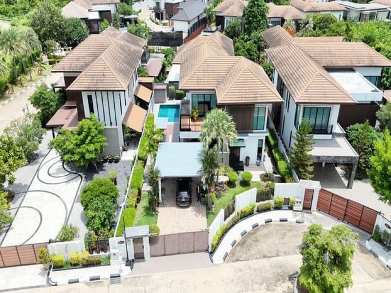 บ้านหรูบางแสน 2 ชั้น พร้อมสระว่ายน้ำ มบ.นคราทรัพย์ เหมือง ชลบุรี TP-H2360