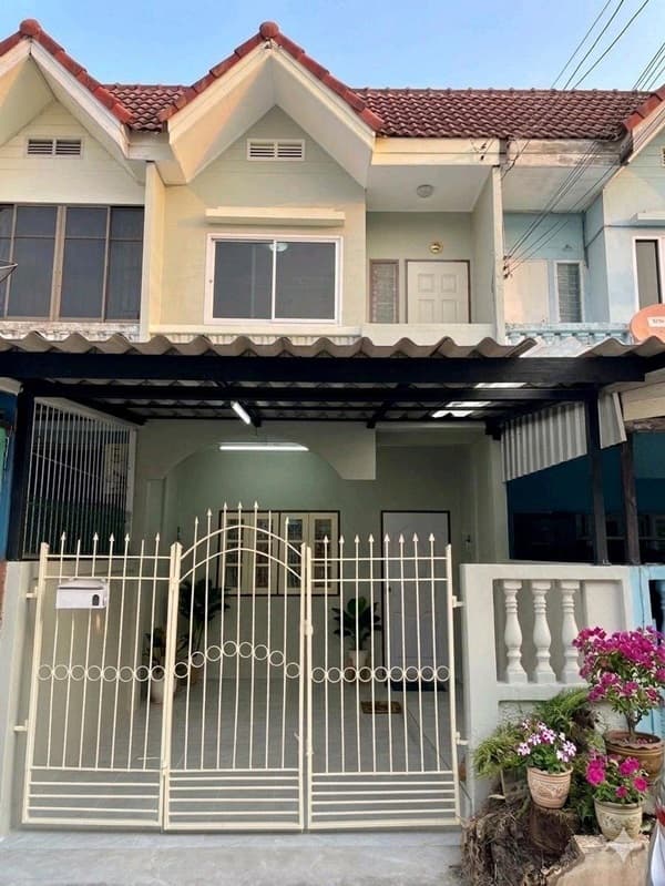 ขาย บ้านทาวน์เฮาส์ 2 ชั้น หมู่บ้านสินธานี2 ซ.รามอินทรา119 ติดถนนใหญ่ ใกล้รถไฟฟ้า โทร 0863754112