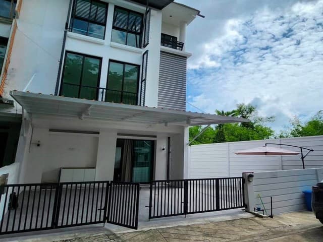 ให้เช่าทาวน์โฮม 3 ชั้นหลังมุม มีพื้นที่ด้านข้าง 3 ห้องนอน อารียา แมนดารีน่า สุขุมวิท77 ใกล้ MRT ศรีนุช
