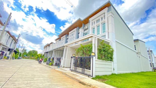 ใกล้BTS สำโรง 900 ม.ทาวน์โฮมหรู 2 ชั้นหลังมุม 3 นอน 2 น้ำ 17 ตร.ว.134 ตร.ม.บ้านใหม่ตกแต่งครบ พร้อมเฟอร์ฯ เหมาะสำหรับอยู่อาศัย