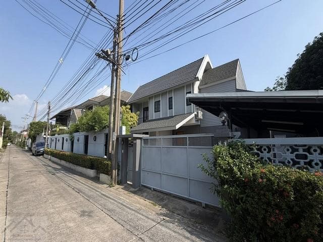 ให้เช่าบ้านเดี่ยว 2 ชั้น 95 ตร.ว. บ้านสไตล์คอนกรีตผสมไม้ ซ.รัชดาภิเษก 32 ใกล้ MRT ลาดพร้าว