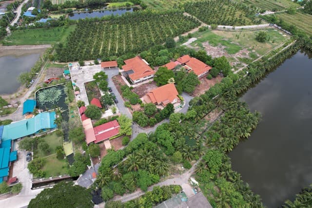 ขายที่ดิน 10 ไร่ พร้อมบ้านเดี่ยว 3 หลัง (ผังสีชมพู) นาดี สมุทรสาคร เหมาะสร้างโรงงาน โกดัง