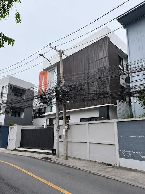 ให้เช่าบ้านเดี่ยว 3 ชั้น 360 ตร.ม. ย่านสุทธิสาร ซอย 20 มิถุนา ใกล้ MRT สุทธิสาร